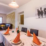 3 Bedroom Lovely Apartment In Pula