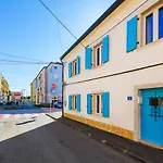 Center House With Apartments