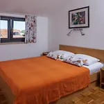 Apartments And Rooms Mofardin