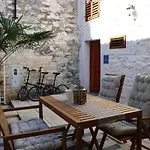 Joseph'S Yard Apartment