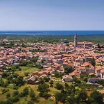5 Bedroom Cozy Home In Vodnjan