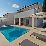 Villa Nal With Private Pool Near Pula