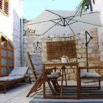 Joseph'S Yard Apartment