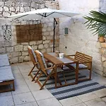Joseph'S Yard Apartment