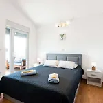 Cozy Apartment With Private Parking Medulin