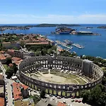 Apartments With A Parking Space Pula - 21036