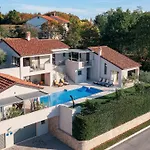 A Stunning Villa With A Swimming Pool In Lindar Near Pazin