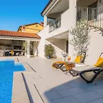 A Stunning Villa With A Swimming Pool In Lindar Near Pazin