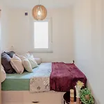 Cozy Two Bedroom Apartment Rose With Terrace