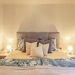 Cozy Two Bedroom Apartment Rose With Terrace