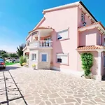 Apartment Villa Engel With Pool