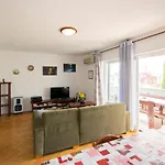 Apartman V In Premantura Near The Center Of Town