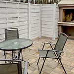 Cozy Two Bedroom Apartment Rose With Terrace