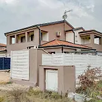 Cozy Two Bedroom Apartment Rose With Terrace