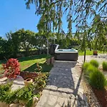 Stonehouse Ana With Jacuzzi Rovinj-Krmed