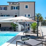 Beautiful Villa Enka In Banjole,Pula