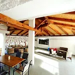 Apartment Meri, Spacious Apartment In A Quiet Location Near The Beach
