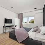 Villa Aida - 4 Bedroom Luxury Villa With Large Private Pool 4K Projector And Jacuzzi