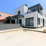 Modern Villa Maeni With Private Pool In Pula
