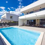 Villa Moon Near The Sea