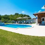 Charming Villa With Pool And Jacuzzi