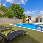 Cosy Holiday Home Infinity With Pool And Bbq
