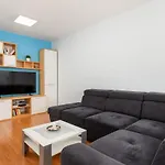 Apartment Near The Town Center Aja