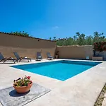 Holiday House Boky