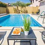 Holiday House Mara With A Private Pool