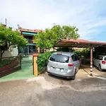 1 Bedroom Amazing Apartment In Peruski