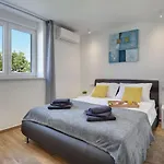 Spacious Holiday Home In Valbandon