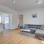 Spacious Holiday Home In Valbandon