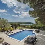 Picturesque Holiday Home In Banjole With Pool