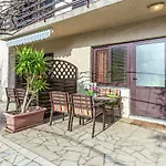 Inviting Apartment In Vinkuran Near Sea