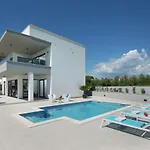 Charming Apartment In Fa Ana With Private Pool