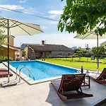 Apartment With Private Pool In Pula