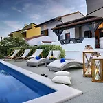 Holiday Home With Swimming Pool Near Centre