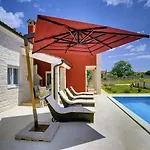 Modern Holiday Home With Pool In Bratulici