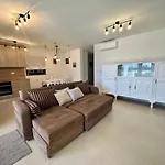Apartment With Pool Mukalba