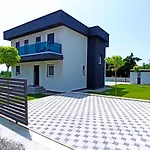 Villa Nikolina - Luxury Villa With 5 Bedrooms And Swimming Pool