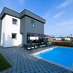 Villa Nikolina - Luxury Villa With 5 Bedrooms And Swimming Pool