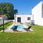 Holiday House With Private Pool In Village Sisan