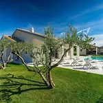 Villa Civitan With Infinity Pool In Novigrad