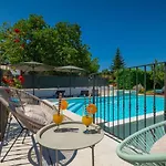 Villa Benjamin With Pool And Jacuzzi In Tinjan