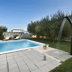 Villa Mediterranea With Pool And Grill In Umag