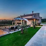 Villa With Swimming Pool And Outdoor Kitchen