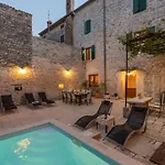 Rustic Villa With Pool In The Center Of A Romantic Little Place