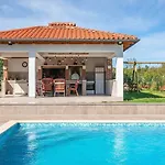 Charmante Villa Mit Privatem Pool, Klima, Sonnenliegen, Terrasse Und Grill