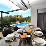 Luxury Apartment 500M From The Beach