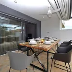 Luxury Apartment 500M From The Beach